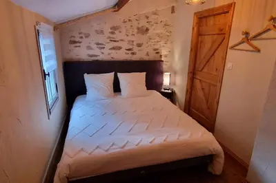 Un ou plusieurs lits dans un hébergement de l'établissement Le Pavillon bleu Vouvant - Gite Maison