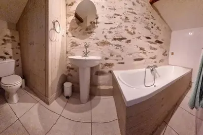 Salle de bains dans l'établissement Le Pavillon bleu Vouvant - Gite Maison