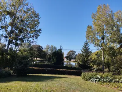Jardin de l'établissement Maison au calme avec vue étang