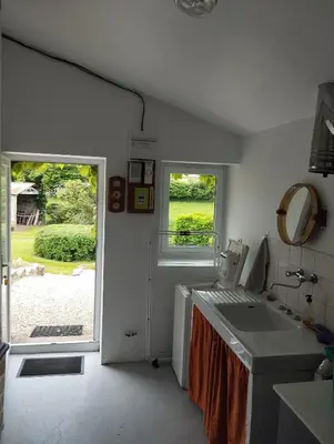Cuisine ou kitchenette dans l'établissement Maison au calme avec vue étang