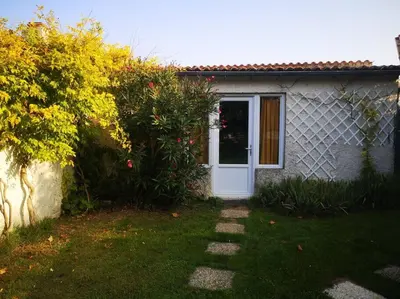 Jardin de l'établissement Studio neuf - accès SPA, SAUNA et Piscine Chauffée