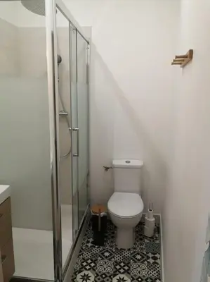 Salle de bains dans l'établissement Studio neuf - accès SPA, SAUNA et Piscine Chauffée