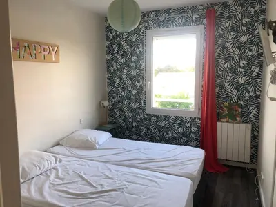 Un ou plusieurs lits dans un hébergement de l'établissement T2 avec piscine et terrasse dans résidence arborée