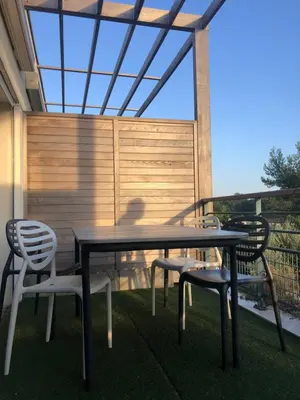 Balcon ou terrasse dans l'établissement T2 avec piscine et terrasse dans résidence arborée