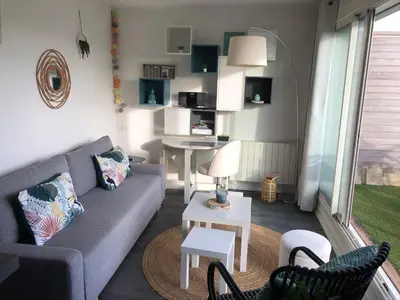 Coin salon dans l'établissement T2 avec piscine et terrasse dans résidence arborée