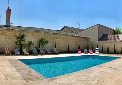 Piscine de l'établissement Les Gîtes de La Chartreuse - Jaunay Marigny - 3mnFuturoscope ou située à proximité