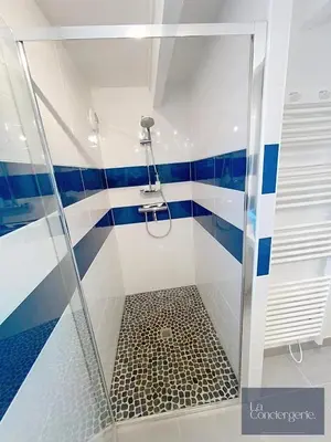 Salle de bains dans l'établissement Les Gîtes de La Chartreuse - Jaunay Marigny - 3mnFuturoscope