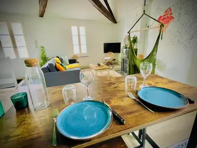 Télévision ou salle de divertissement dans l'établissement Superbe loft insolite au cœur d'Angoulême