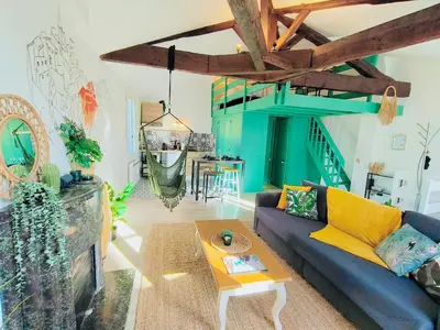 Coin salon dans l'établissement Superbe loft insolite au cœur d'Angoulême