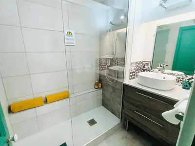 Salle de bains dans l'établissement Superbe loft insolite au cœur d'Angoulême