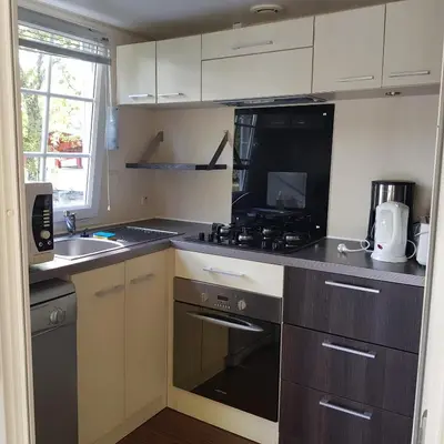 Cuisine ou kitchenette dans l'établissement Camping de Bourg Charente