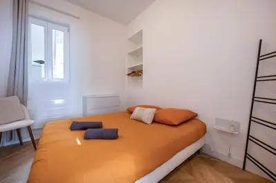 Un ou plusieurs lits dans un hébergement de l'établissement La Perle Citadine En Hyper Centre