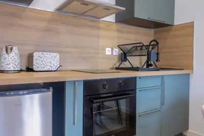 Cuisine ou kitchenette dans l'établissement La suite d'Orbigny en hyper centre