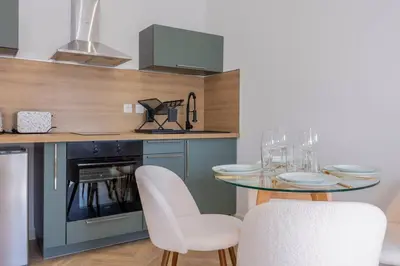 Cuisine ou kitchenette dans l'établissement La suite d'Orbigny en hyper centre