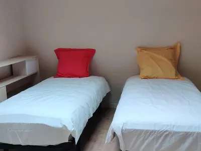 Un ou plusieurs lits dans un hébergement de l'établissement Gîte rénové avec piscine intérieure, accessible PMR, en plein cœur du Bocage Vendéen. - FR-1-426-536