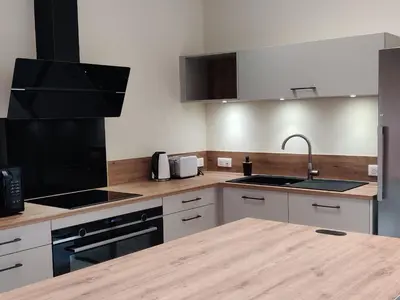 Cuisine ou kitchenette dans l'établissement Gîte rénové avec piscine intérieure, accessible PMR, en plein cœur du Bocage Vendéen. - FR-1-426-536