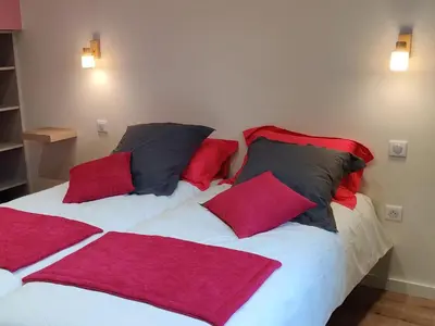 Un ou plusieurs lits dans un hébergement de l'établissement Gîte rénové avec piscine intérieure, accessible PMR, en plein cœur du Bocage Vendéen. - FR-1-426-536