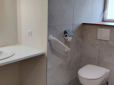 Salle de bains dans l'établissement Gîte rénové avec piscine intérieure, accessible PMR, en plein cœur du Bocage Vendéen. - FR-1-426-536