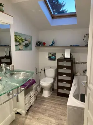 Salle de bains dans l'établissement Maison de campagne 10 personnes.