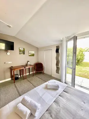 Un ou plusieurs lits dans un hébergement de l'établissement Domaine de Laléard Chambres de charme au calme absolu