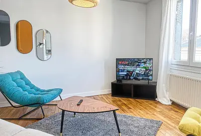 Télévision ou salle de divertissement dans l'établissement L'Oasis Urbaine à Angoulême - Pro ou Groupe