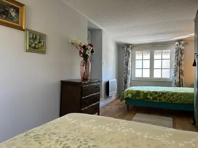 Un ou plusieurs lits dans un hébergement de l'établissement Right on the river- 4 bedroom house centre of town