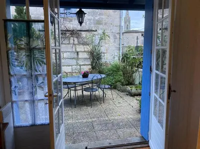 Jardin de l'établissement Right on the river- 4 bedroom house centre of town