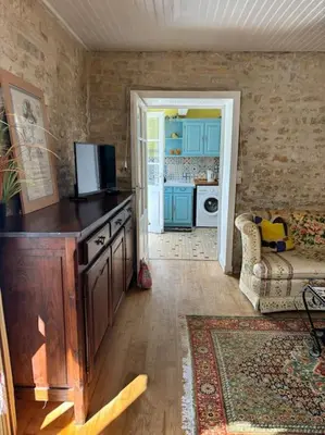 Cuisine ou kitchenette dans l'établissement Right on the river- 4 bedroom house centre of town