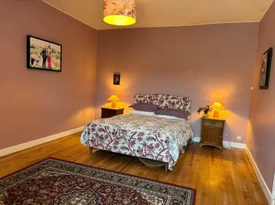 Un ou plusieurs lits dans un hébergement de l'établissement Right on the river- 4 bedroom house centre of town