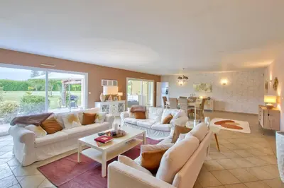 Coin salon dans l'établissement Villa Migron - Charmante maison avec piscine