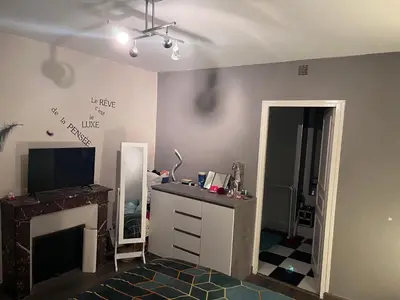 Télévision ou salle de divertissement dans l'établissement Maisonnette proche gare très agréable