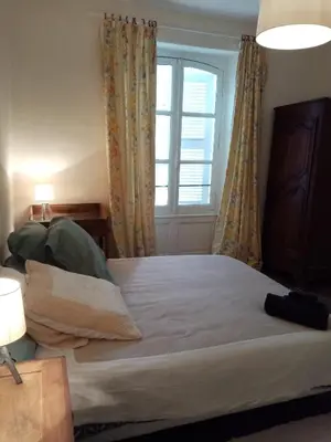 Un ou plusieurs lits dans un hébergement de l'établissement Maison en plein cœur de ville à Montmorillon