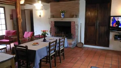 Télévision ou salle de divertissement dans l'établissement Gîte Gîtes de La Gartempe : la Barlotière