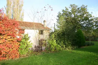 Jardin de l'établissement Gîte Gîtes de La Gartempe : la Barlotière