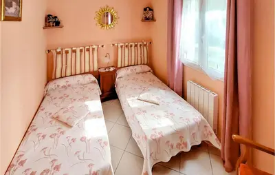 Un ou plusieurs lits dans un hébergement de l'établissement 2 Bedroom Stunning Home In Souvigne
