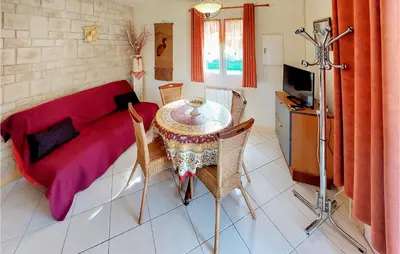 Télévision ou salle de divertissement dans l'établissement 2 Bedroom Stunning Home In Souvigne