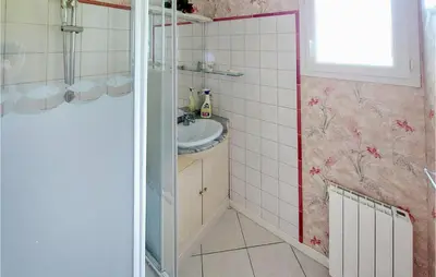 Salle de bains dans l'établissement 2 Bedroom Stunning Home In Souvigne