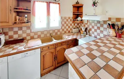 Cuisine ou kitchenette dans l'établissement 2 Bedroom Cozy Home In Souvigne