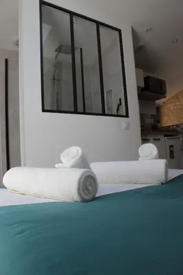 Un ou plusieurs lits dans un hébergement de l'établissement Studio confort, charme & tranquilité 