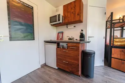 Cuisine ou kitchenette dans l'établissement L'éscale du Futuroscope
