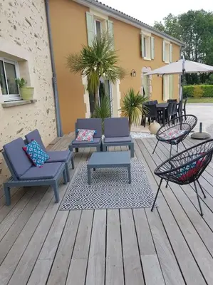 Terrasse ou espace extérieur de l'établissement gîte la vie en couleur 14 personnes