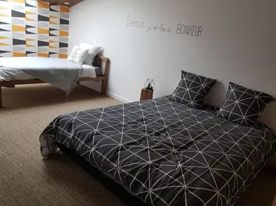 Un ou plusieurs lits dans un hébergement de l'établissement gîte la vie en couleur 14 personnes