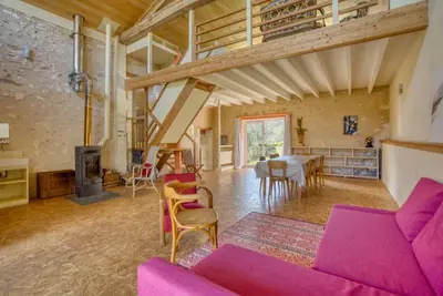 Coin salon dans l'établissement Hameau de la Brousse