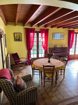 Coin salon dans l'établissement Maison de campagne cosy dans la verdure