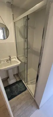 Salle de bains dans l'établissement logement avec terrasse
