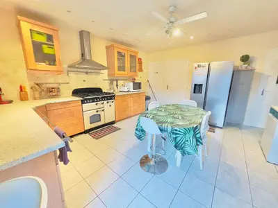 Cuisine ou kitchenette dans l'établissement Grande Maison familiale bien équipée avec Billard