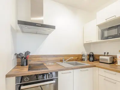 Cuisine ou kitchenette dans l'établissement Appartement Calme avec Grande Terrasse, Aytré, Proche Lac, 2 Pers. - FR-1-258-213