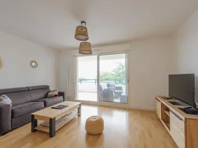 Télévision ou salle de divertissement dans l'établissement Appartement Calme avec Grande Terrasse, Aytré, Proche Lac, 2 Pers. - FR-1-258-213