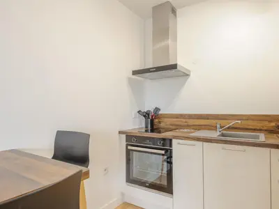 Cuisine ou kitchenette dans l'établissement Appartement Calme avec Grande Terrasse, Aytré, Proche Lac, 2 Pers. - FR-1-258-213