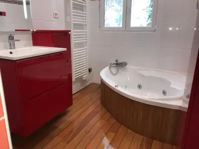 Salle de bains dans l'établissement Charming 5-Bedroom House in Croix-Chapeau, La Rochelle, France